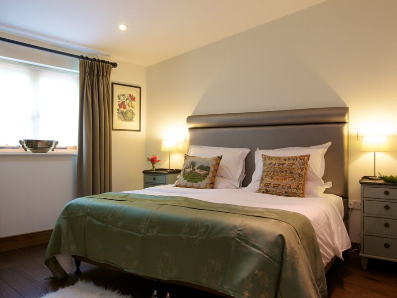 Classic-room-bed-eckington-manor